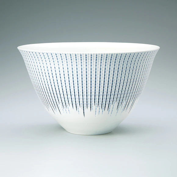 Vessel with engrave line design.
