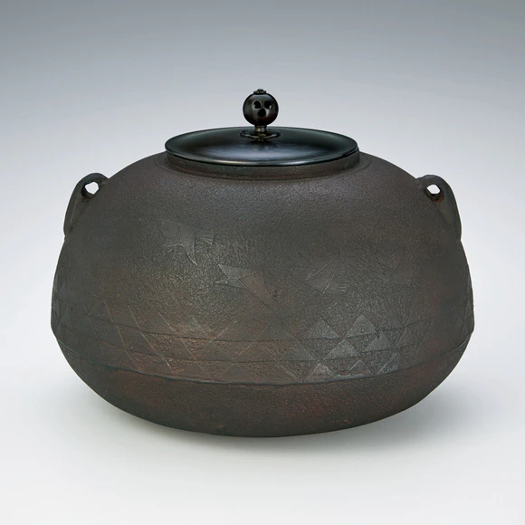 Tea ceremony kettle in marugama shape with plover design.