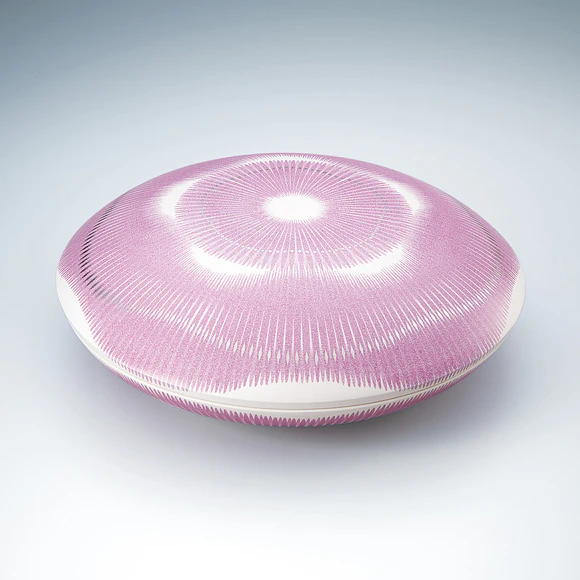 Covered bowl with design in gold and shōenji.