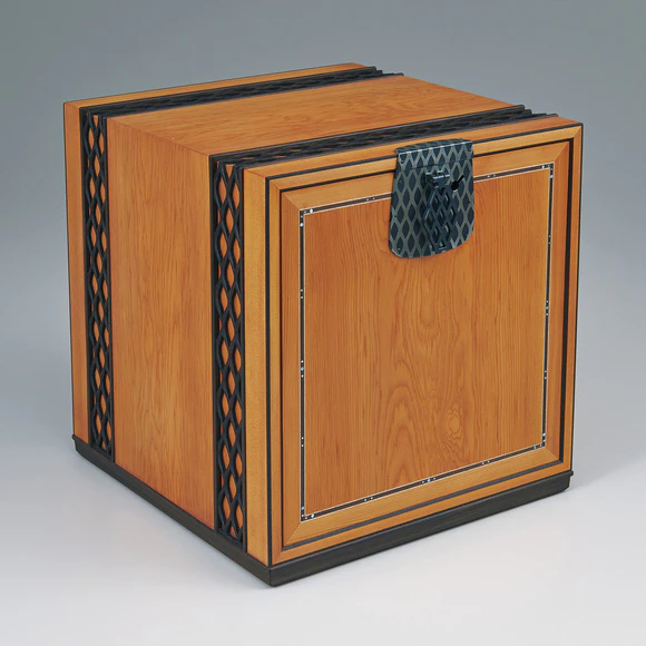 Small chest of drawers of Japanese yew wood.