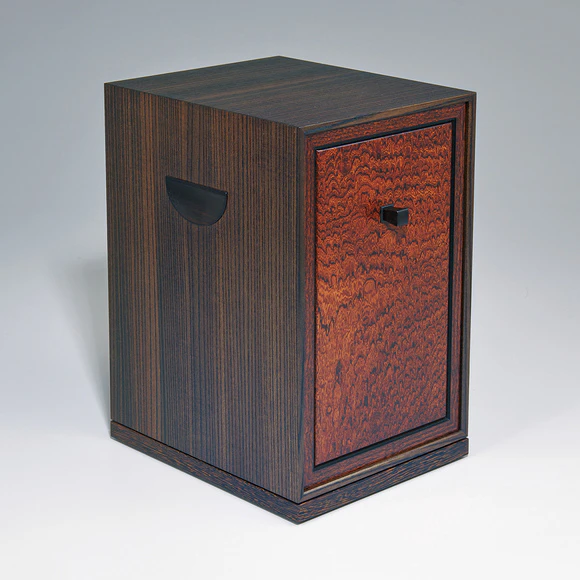 Box of zelkova wood finished in wiped urushi (Saika Mizuno