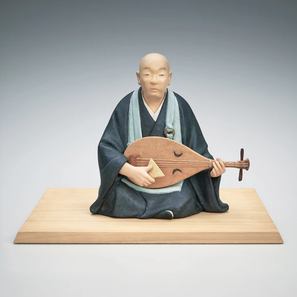 “Playing music”. Formed with tōso over wooden core and covered with paper.