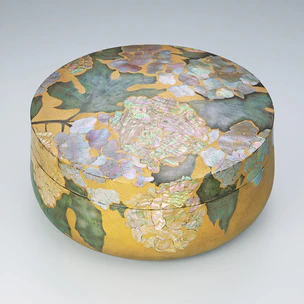 Kanshitsu coffer with inlay of mother-of-pearl cutouts with decorative cracks and makie. “Oakleaf hydrangea”