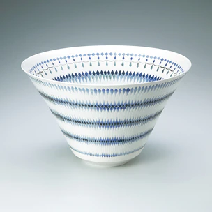 Large bowl with yu-hajiki and underglaze blue design. “Light of water surface”