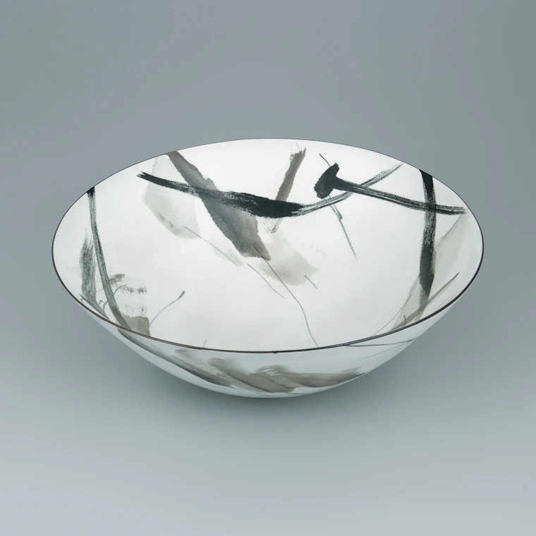 photo Bowl with Design of Elegant Figure in Black Painting