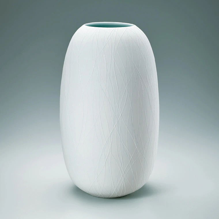 photo White Porcelain Jar with Line Drawing “Wearing”
