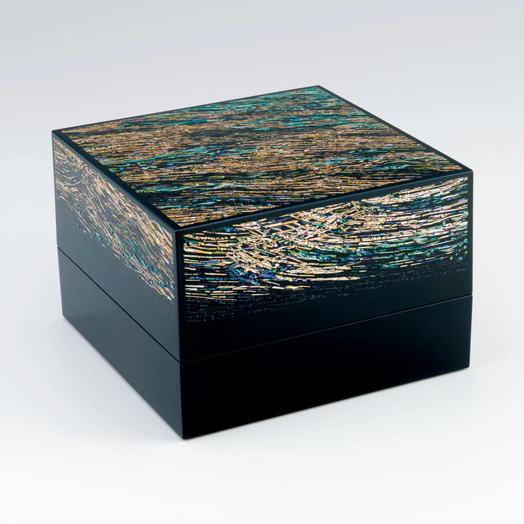 photo Box with Design in Mother-of-pearl Inlay and Tsuikin “View of a Shore”