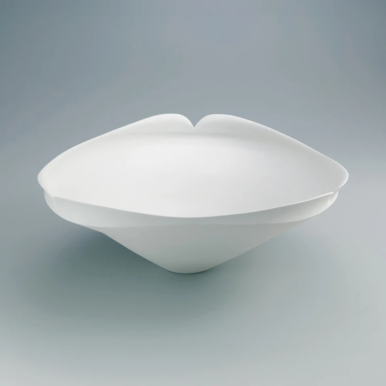 photo White Porcelain Flower Shaped Bowl