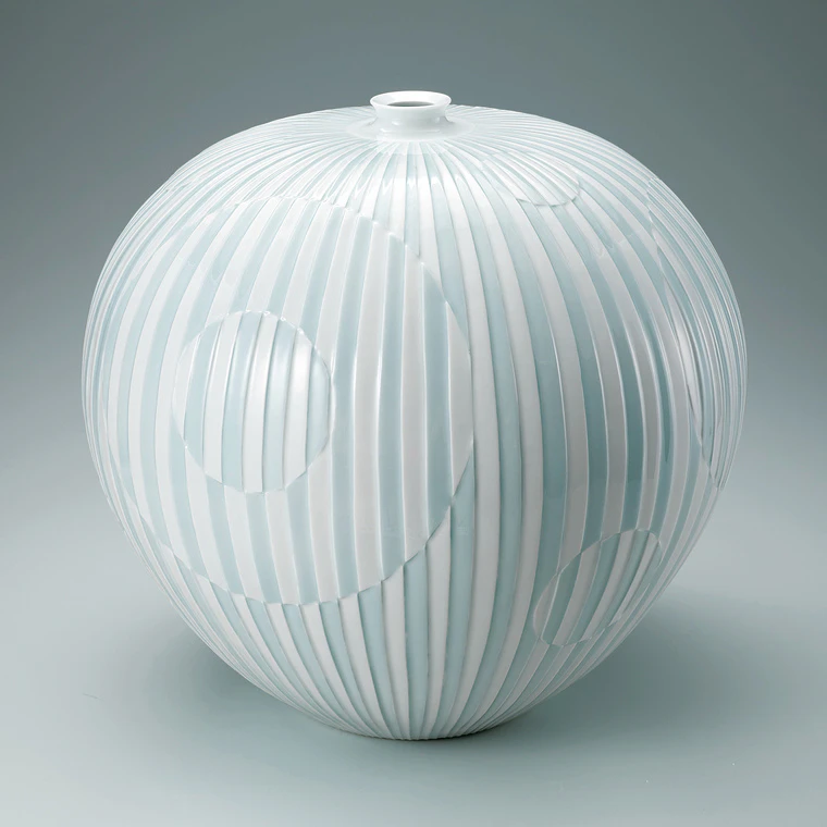 photo White Porcelain Flower Vase with Pale Blue Glaze