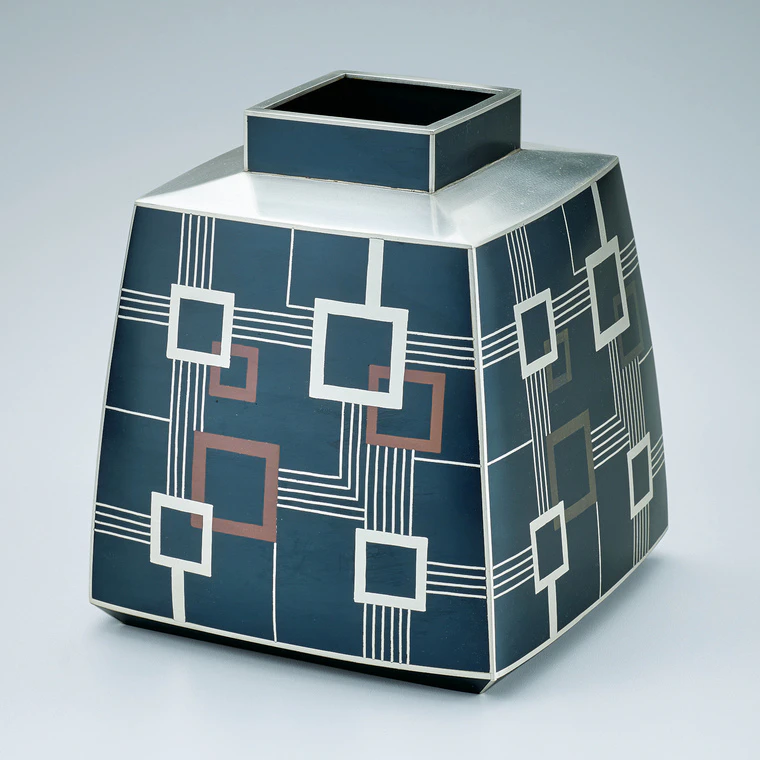 photo Flower Vessel Joined by Heat Welding Method with Inlay “Linked Rings”