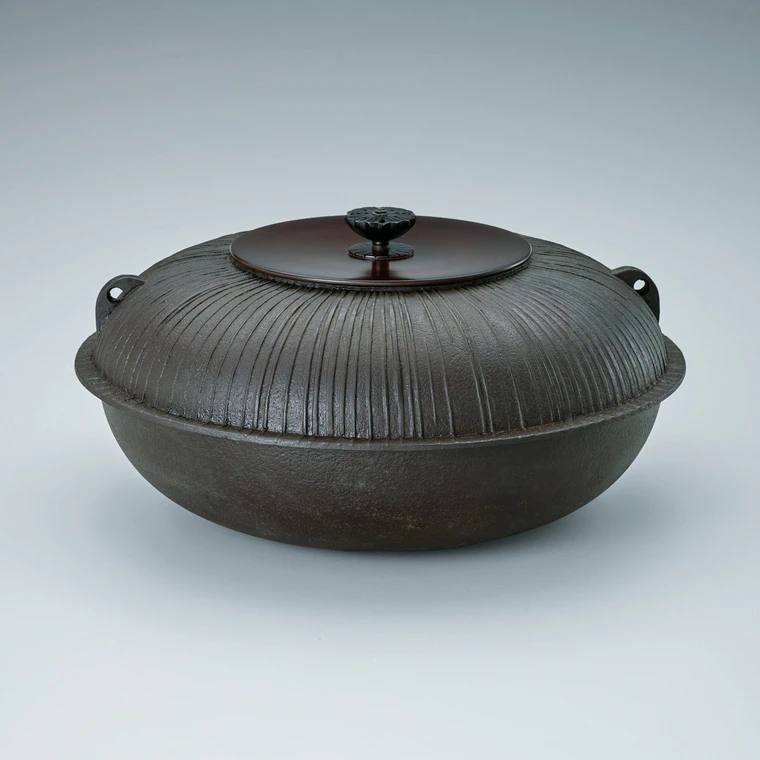 photo Tea Ceremony Kettle of Hiramaru Shape with Nimbus Design