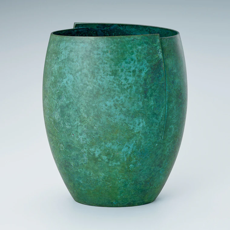 photo Flower Vessel of Cast Bronze “Sprouting”
