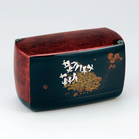 Box with Kawari-nuri and Design in Makie and Mother-of-pearl Inlay “Komakusa, Dicentra Peregrina”