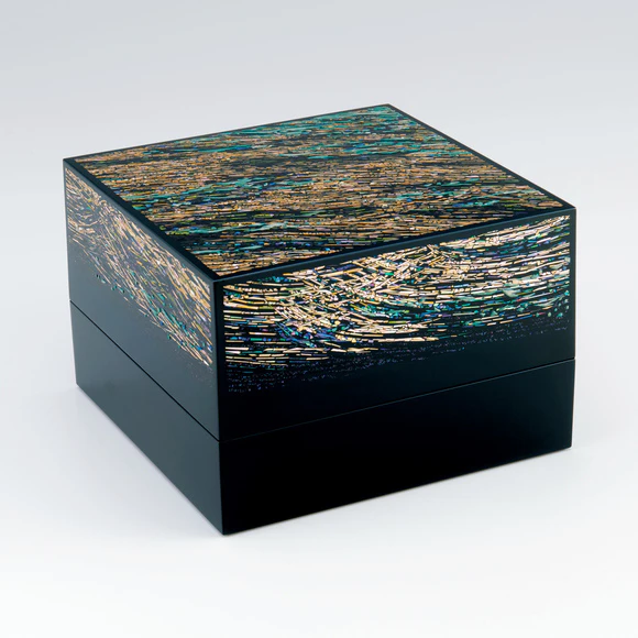 Box with Design in Mother-of-pearl Inlay and Tsuikin “View of a Shore”