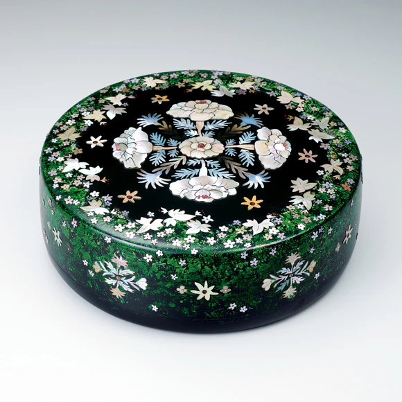 Kanshitsu Covered Box with Flower Design in Mother-of-pearl Inlay