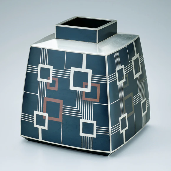 Flower Vessel Joined by Heat Welding Method with Inlay “Linked Rings”