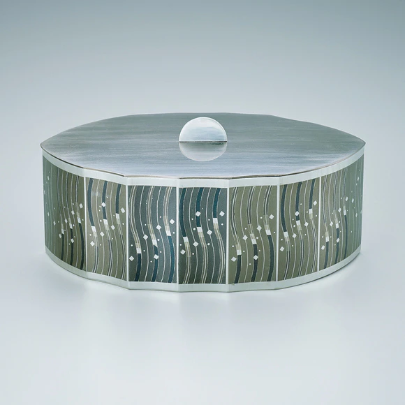 Box for Sweets Made by Heat Welding Method with Design in Cutout Inlay “Flowing Resonance”