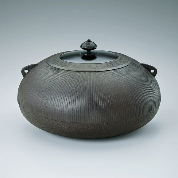 Tea Ceremony Kettle of Futon Type with Ring Around the Mouth and Stripes