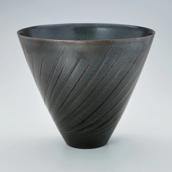 Bowl with Tenmoku Black Glaze and Engraved Line Design