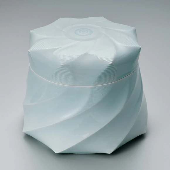 白磁水氷文蓋器