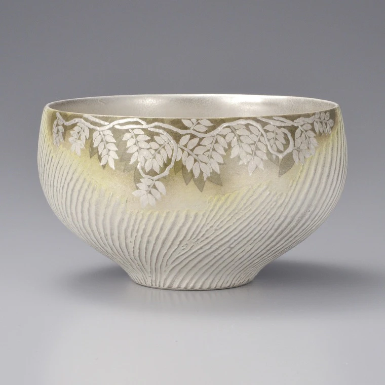photo Tea Bowl with Silver and Overglaze Enamel Decoration