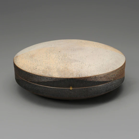 Box with Line Engraved Decoration and Moon Design