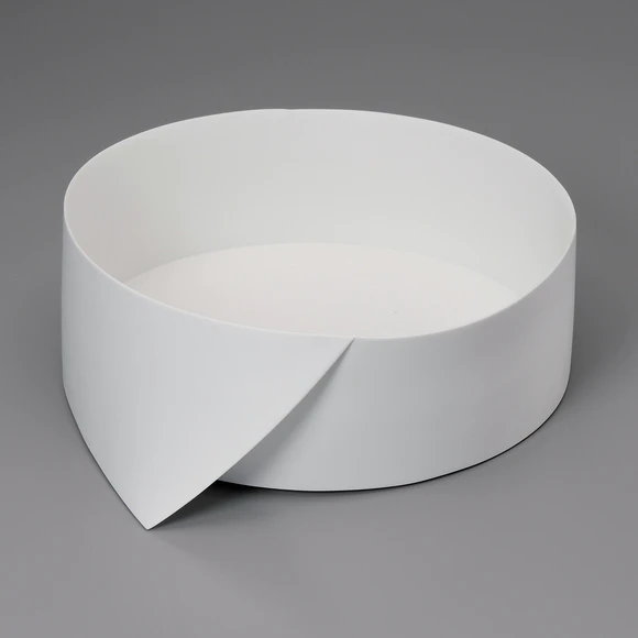 White vessel "Obverse and reverse"