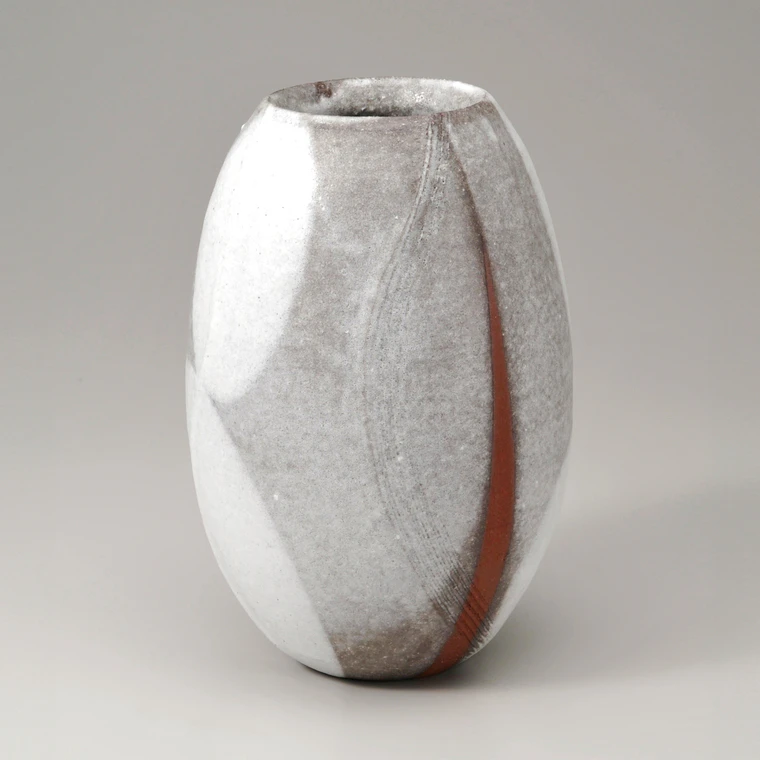 photo Jar with White Glaze in Kakewake Style