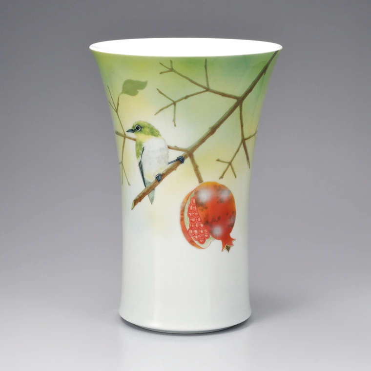 photo Flower Vase with Pomegranate and Japanese White-Eye Design in Underglaze Spraying