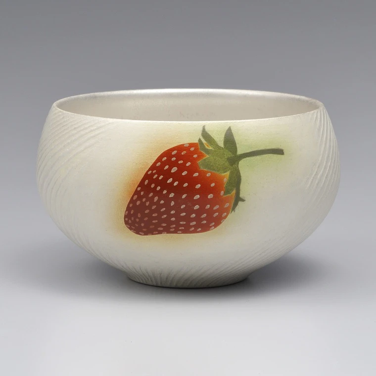photo Tea Bowl with Silver and Overglaze Enamel Decoration