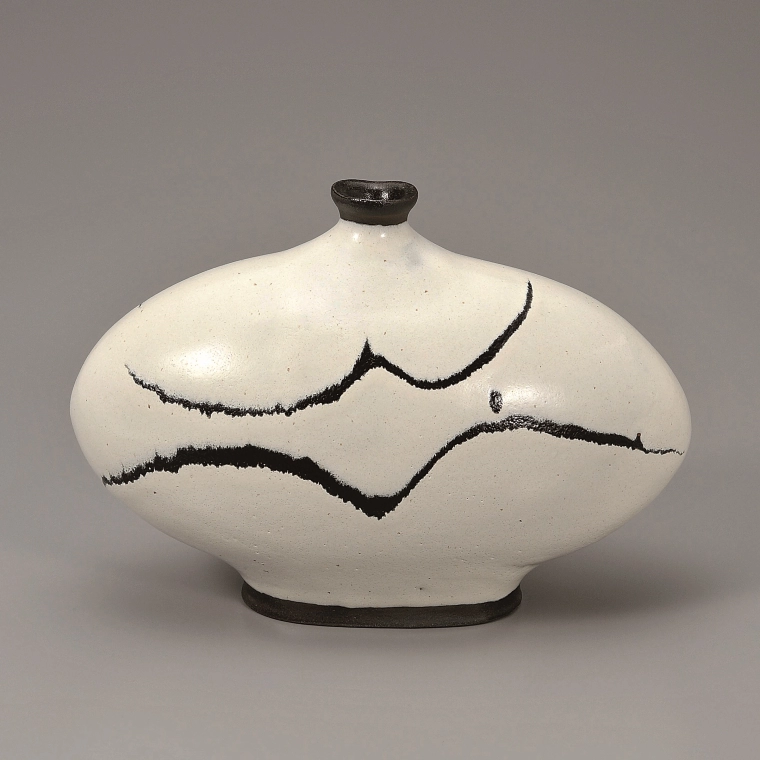 photo Flat Jar with White Glaze and Trailed Black Glaze Decoration