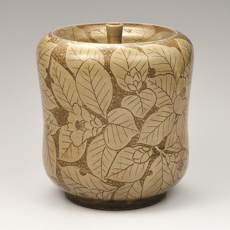 photo Fresh Water Jar with Camellia Design Made in Kakiotoshi (Scraping) Method