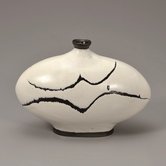 黒釉流描蓋付角瓶 (Ryo Suzuki ) ｜Gallery Japan