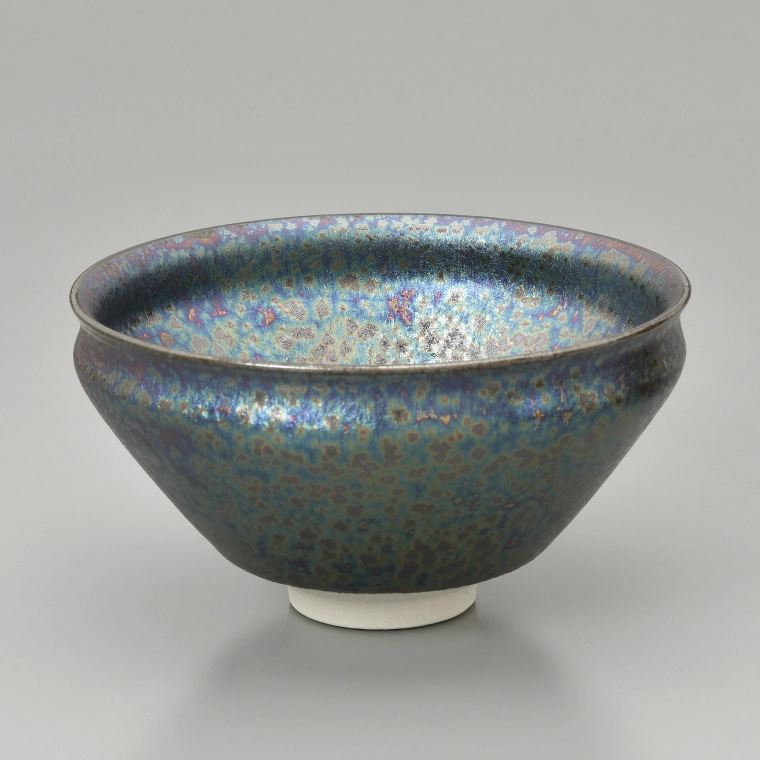 photo Tea Bowl with Iridescent Tenmoku Glaze