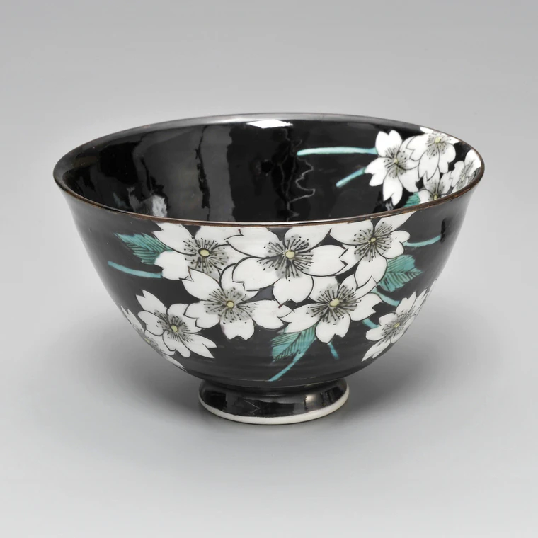 写真：色絵加賀黒桜花図抹茶碗