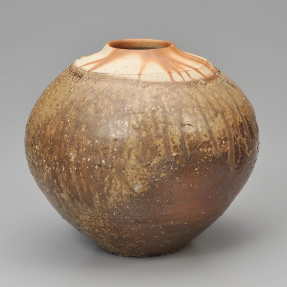 Bizen Jar Coated with Coarse-Grained Clay