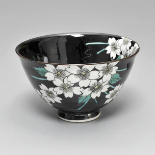 色絵加賀黒桜花図抹茶碗