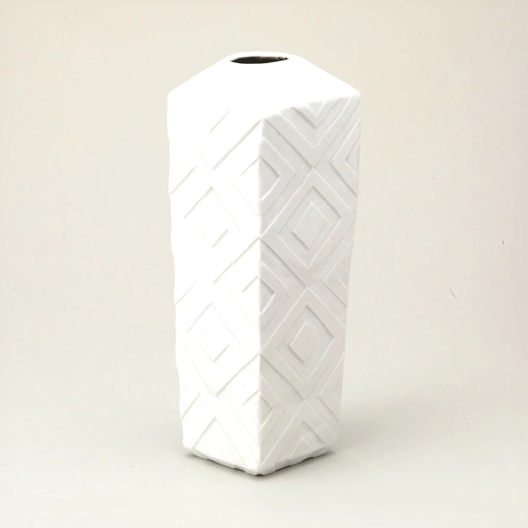 photo White Porcelain Rectangular Vase with Engraved Decoration