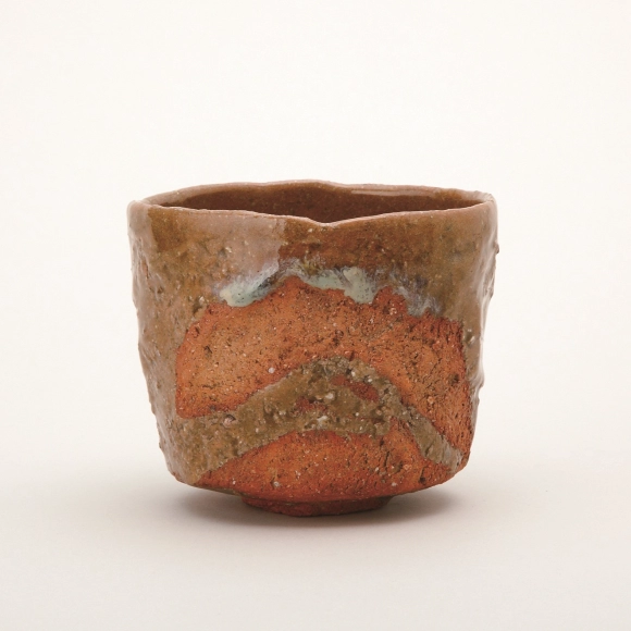 Coarse-grained Clay Tea Bowl with Scarlet Patterns