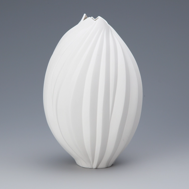 photo White porcelain ware “Bud”