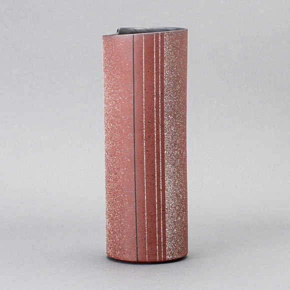 Flower vessel with line design