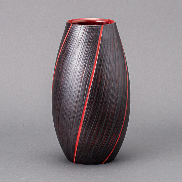 Flower vessel with red decoration and straw brush painting
