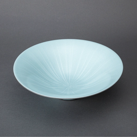 Bowl with Celadon Glaze and Luster Color