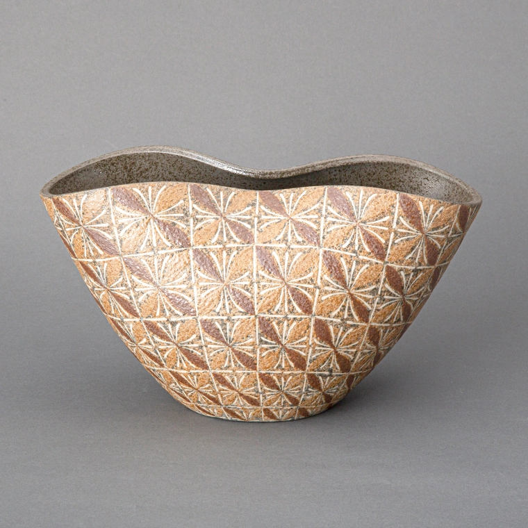 photo Flower vessel with inlay and colored slip decoration