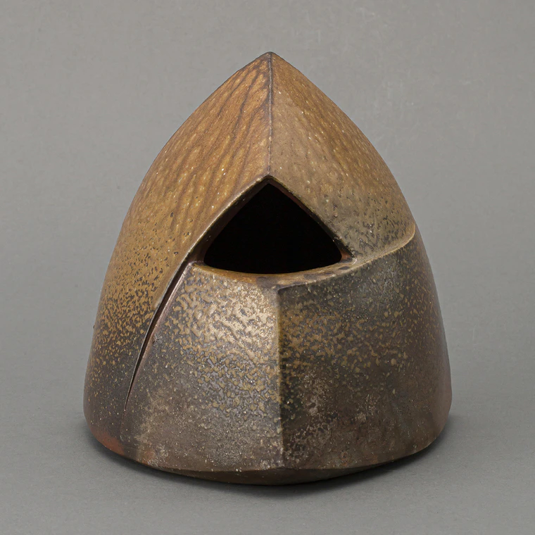 photo Bizen Triangular Flower Vessel