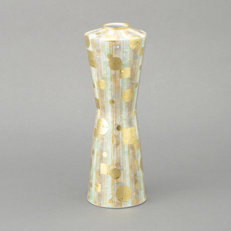 photo Flower Vase with Overglaze Enamel and Gold Decoration