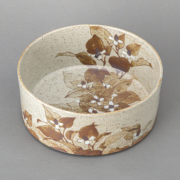 photo Bowl with dokudami plant design in underglaze iron