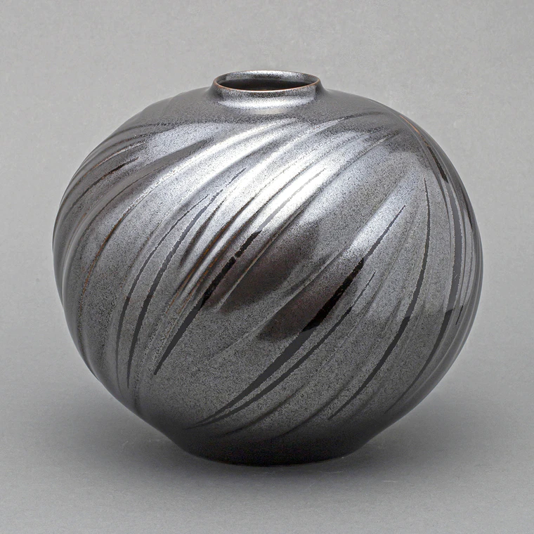 photo Jar with Tenmoku Glaze and Rngraved Line Design