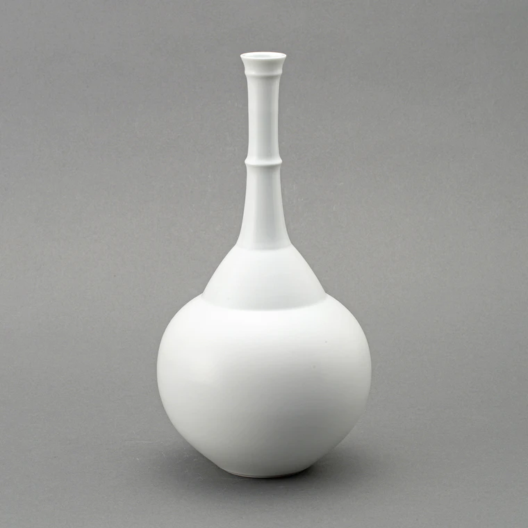 photo White Porcelain Jar
