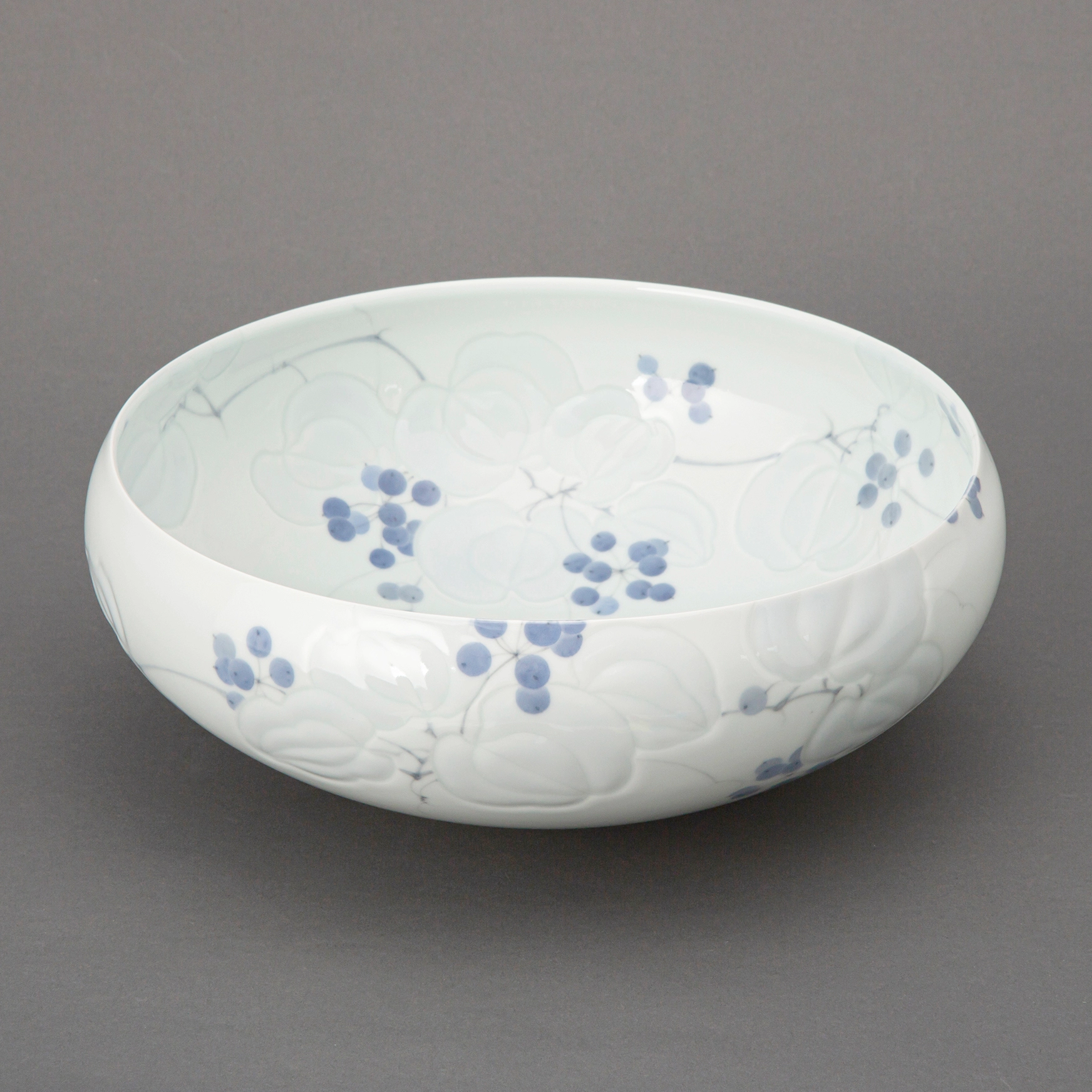 染付彫鉢「山帰来」(本多 亜弥)｜ギャラリージャパン